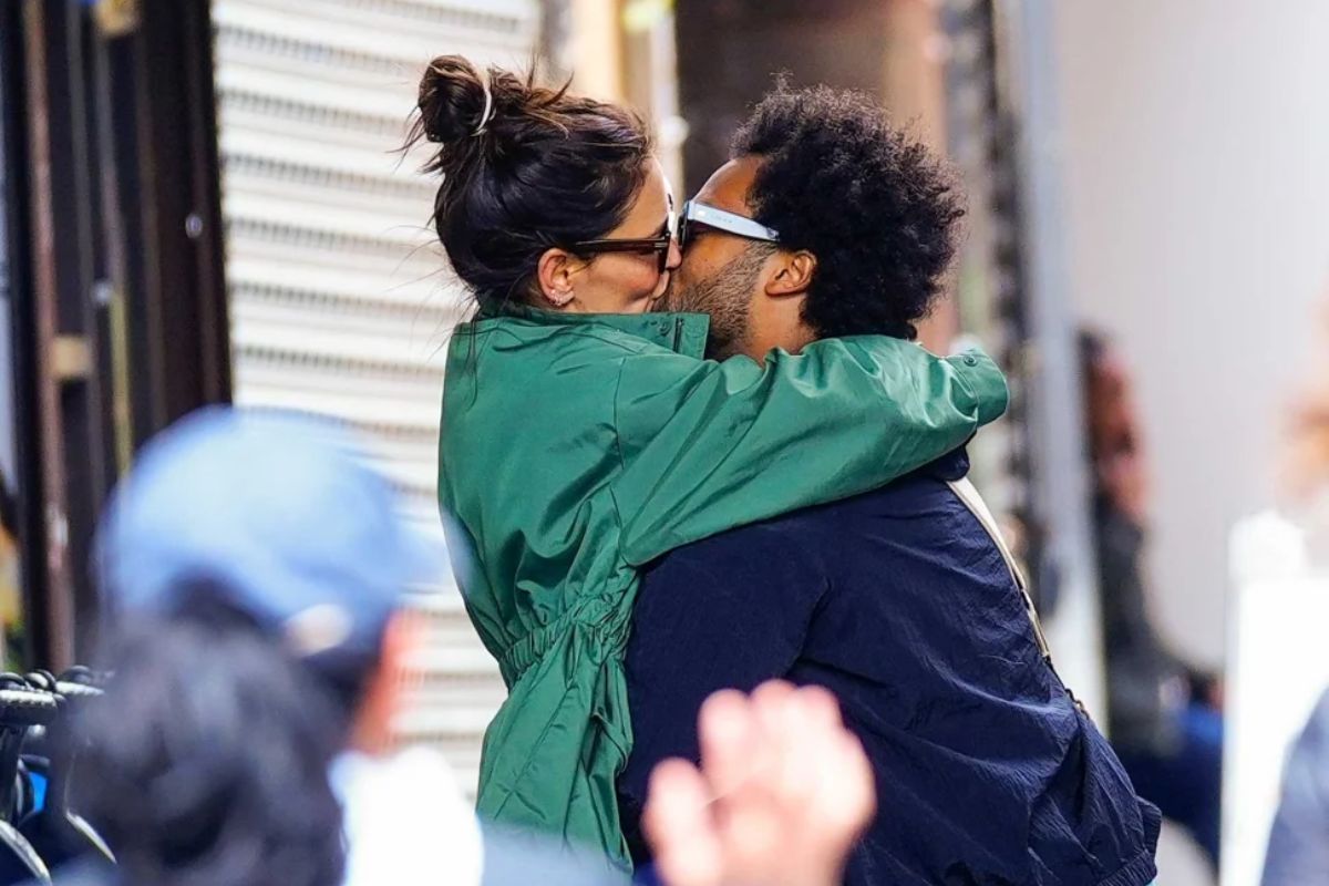 Katie Holmes and Bobby Wooten Kiss Moment