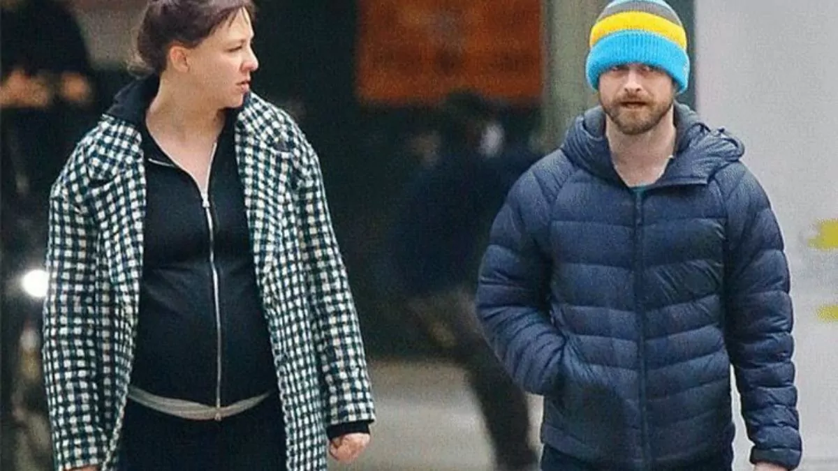 Daniel Radcliffe & Erin Darke walking with baby bump
